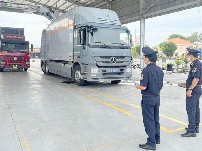 Kiểm hóa là quá trình cơ quan chức năng (như hải quan) kiểm tra hàng hóa trong hoạt động vận chuyển quốc tế nhằm đảm bảo tuân thủ quy định pháp luật của mỗi quốc gia.