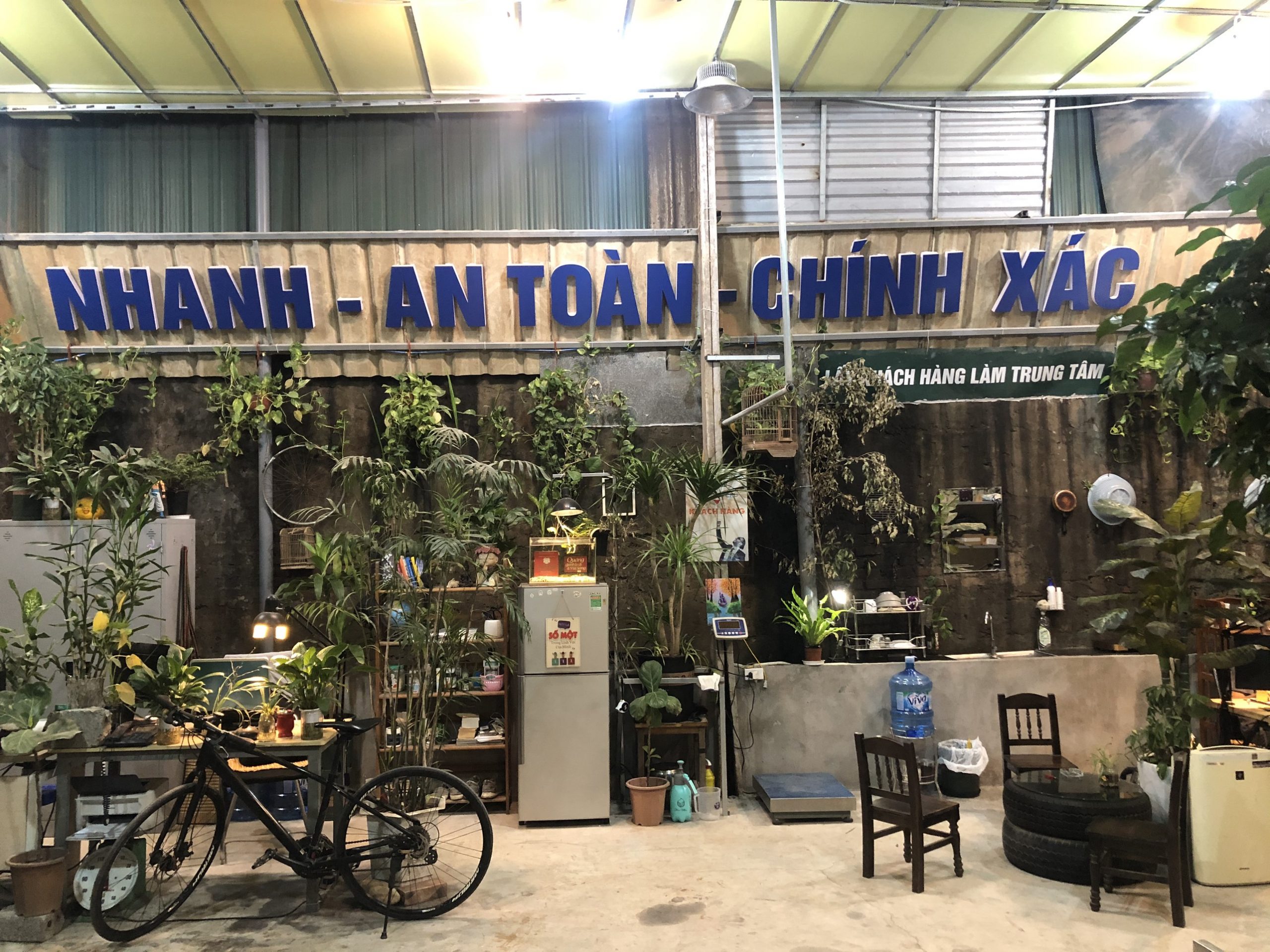 Hình ảnh kho Amazing Logistics với phương châm "Nhanh-An toàn- Chính Xác"