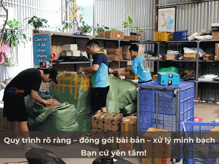 Kho thực tế tại thành phố Hồ Chí Minh – 3 nhân viên đang xử lý đơn đổi trả với quy trình rõ ràng, đóng gói bài bản, xử lý minh bạch
