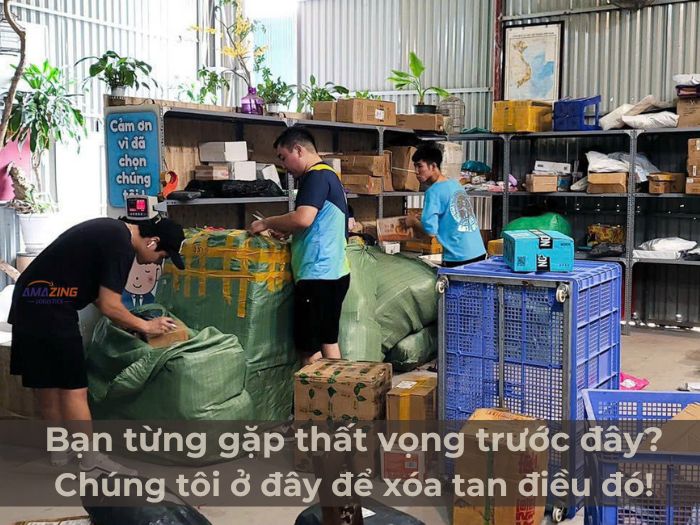 hình ảnh anh em kho đang chăm chỉ đóng hàng cẩn thận, dán bill để kịp chuyến xe gửi đi TQ.