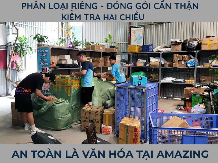 kho hàng amazing vận hành bài bản, nhân viên đang phân loại, đóng gói cẩn thận, kiểm tra hai chiều, an toàn là văn hoá tại amazing