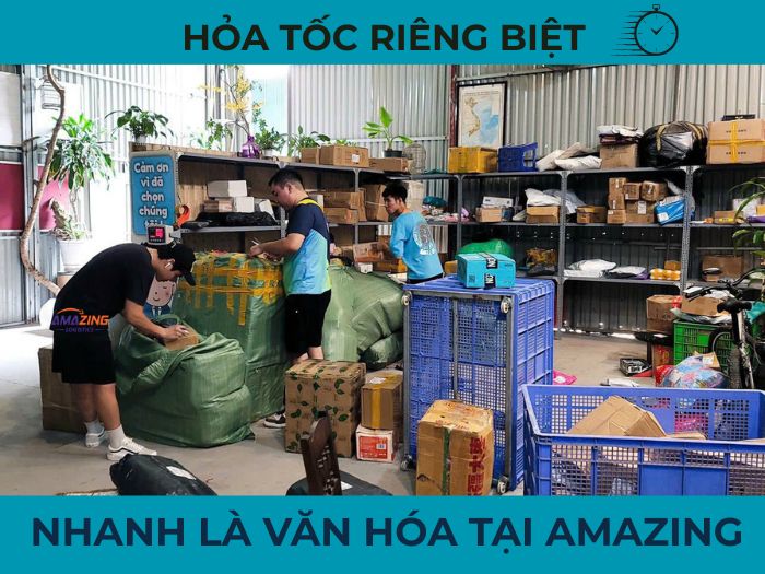 Hình ảnh nhân viên kho đang xủ lý các đơn hỏa tốc. Amazing Logistics xây dựng riêng một luồng hỏa tốc dành cho hàng mẫu – nhanh, rõ ràng và bám sát từng mốc thời gian, giải quyết triệt để nhu cầu cấp bách của khách hàng.