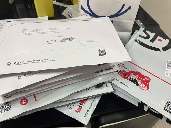 Với tài liệu và giấy tờ bản gốc cần gấp. Giải pháp duy nhất là tách chúng hoàn toàn khỏi dòng chảy của hàng hóa thông thường.