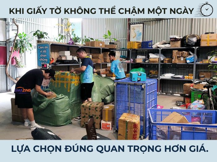 Hình ảnh nhân viên kho amazing đang xử lý hỏa tốc giấy tờ tài liệu cho khách hàng. Khi giấy tờ không thể chậm một ngày – lựa chọn đúng quan trọng hơn giá.