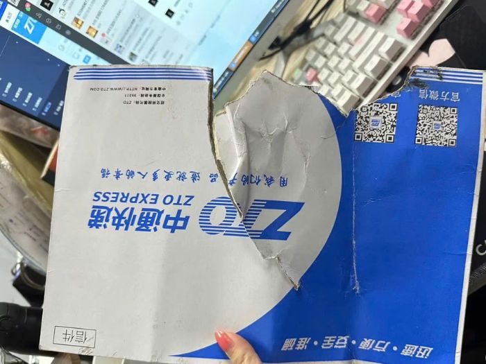 Rủi ro khi gửi giấy tờ theo line thường : Dễ bị rách, nhàu nát, cong mép và nguy cơ thất lạc khi đi chung với kiện hàng lớn.