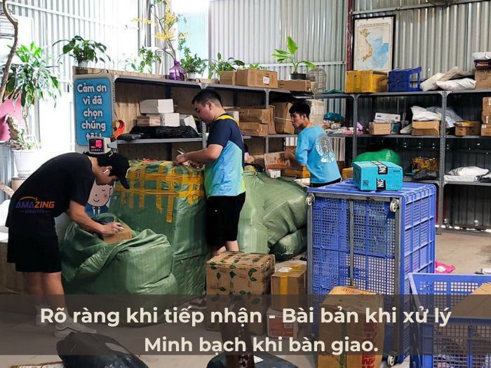 Nhân viên kho xử lý đơn hàng theo quy trình gửi hàng từ Việt Nam đi Trung Quốc rõ ràng và minh bạch